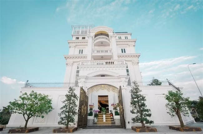 Biệt thự của Lý Nhã Kỳ mang kiến trúc cổ, tọa lạc ở vị trí đắc địa tại trung tâm TP. HCM với diện tích rộng tới 600m2, trông hệt như một tòa lâu đài. Ảnh: Người đưa tin