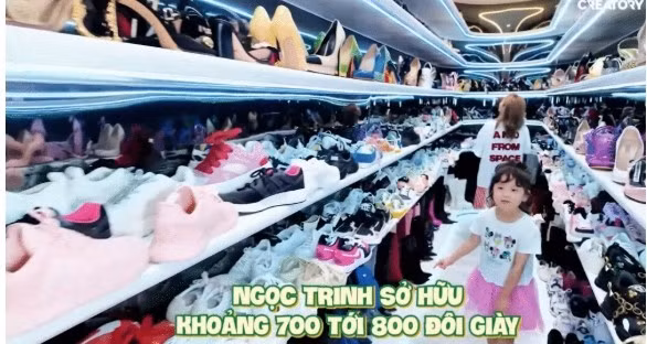 Theo tiết lộ, Ngọc Trinh sở hữu khoảng 700 - 800 đôi giày. Ảnh chụp màn hình