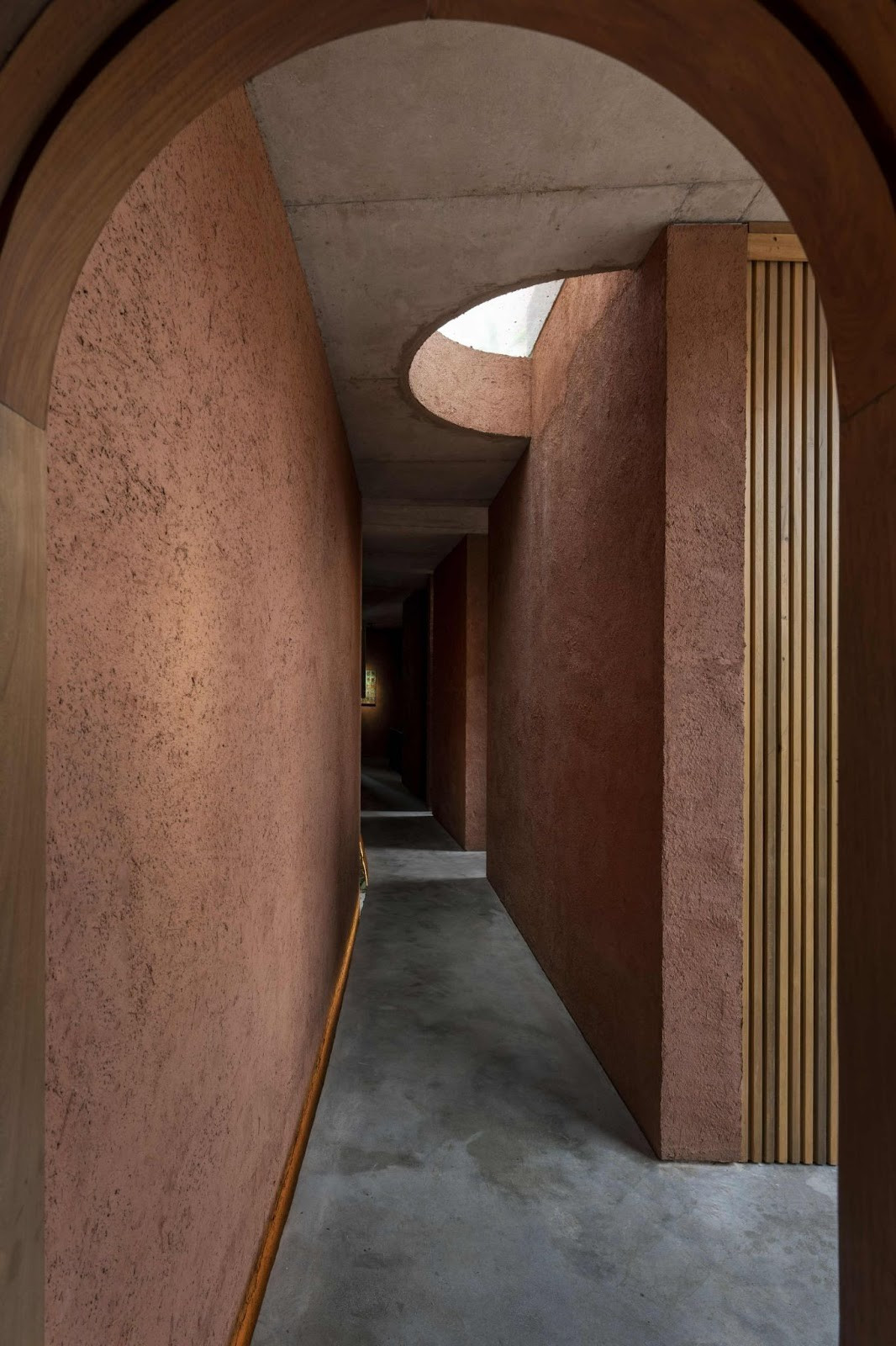 Các đường cong giúp xóa bỏ ranh giới góc cạnh của hình khối. Ảnh: Cao Xuân Hoa