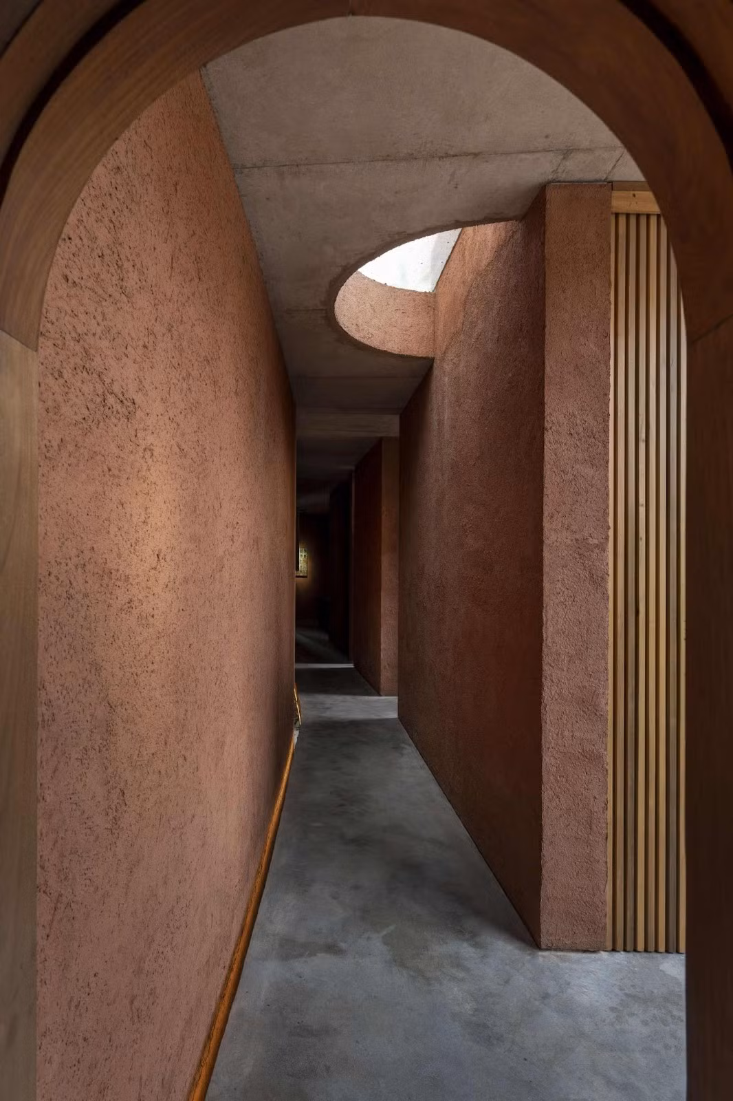 Các đường cong giúp xóa bỏ ranh giới góc cạnh của hình khối. Ảnh: Cao Xuân Hoa