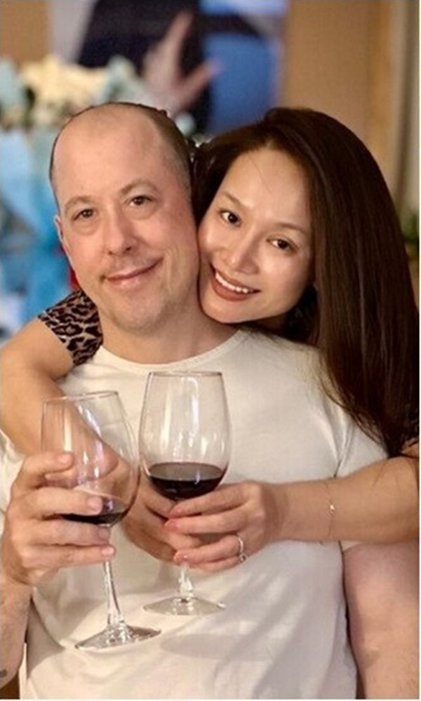 Mới đây, ca sĩ Thu Phượng chia sẻ khoảnh khắc thư thái khi chăm sóc nhà cửa. Đây là cách giọng ca "Sao Mai điểm hẹn" và chồng Tây cùng nhau tận hưởng giá trị đơn giản nhưng hạnh phúc. Ảnh: FBNV