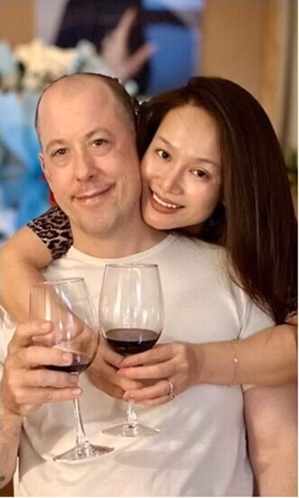 Mới đây, ca sĩ Thu Phượng chia sẻ khoảnh khắc thư thái khi chăm sóc nhà cửa. Đây là cách giọng ca "Sao Mai điểm hẹn" và chồng Tây cùng nhau tận hưởng giá trị đơn giản nhưng hạnh phúc. Ảnh: FBNV