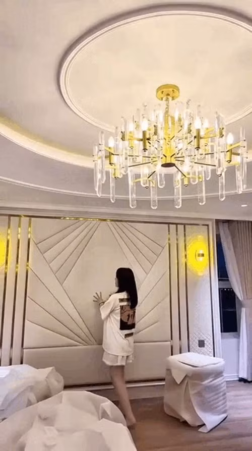 Phòng ngủ của vợ chồng Mai Phương trên tầng 9, thiết kế hiện đại, đồng điệu với phong cách tổng thể của cả căn nhà. Ảnh chụp màn hình