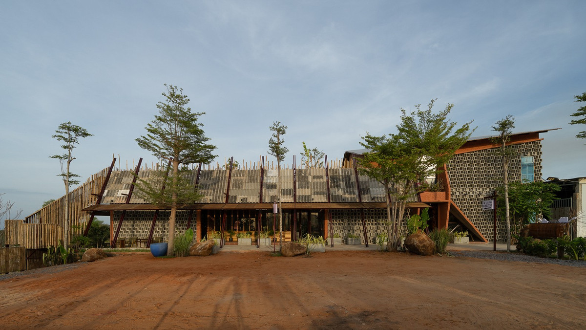 Dragonfly Retreat & Cafe được cải tạo từ một nhà kho trồng nấm bỏ hoang, mọi thứ phủ đầy bụi, hoen rỉ và xuống cấp. Ảnh: Quang Dam