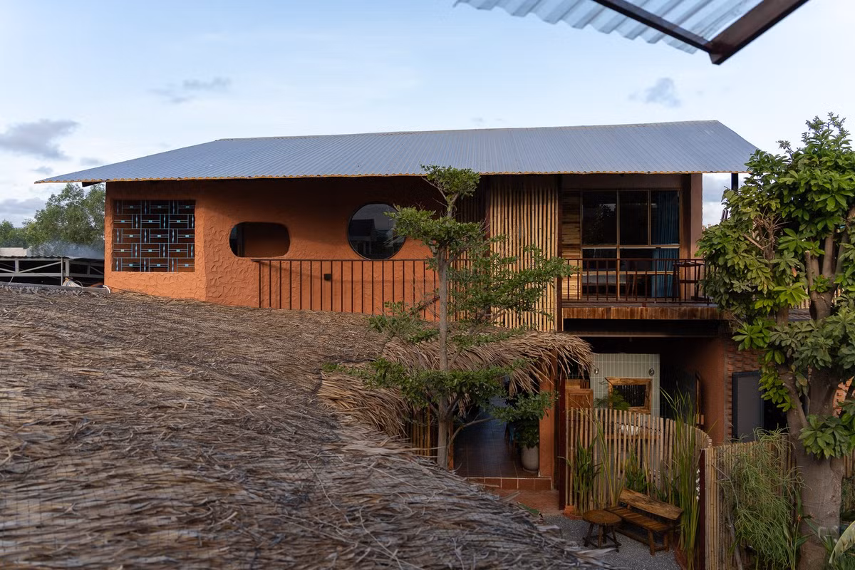 Đơn vị thiết kế còn thu mua lại những tổ kén bỏ đi của nông dân vùng nuôi tằm, để làm mái che nắng. Từng món đồ cũ kỹ, mộc mạc, đều mang theo một câu chuyện riêng. Ảnh: Quang Dam