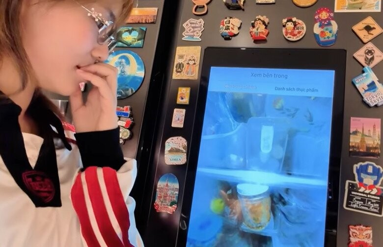 Tủ lạnh có hệ thống camera lớn bên trong và tích hợp màn hình cảm ứng lớn giúp gia chủ kiểm tra đồ ăn mà không cần mở tủ. Ảnh chụp màn hình