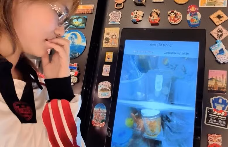 Tủ lạnh có hệ thống camera lớn bên trong và tích hợp màn hình cảm ứng lớn giúp gia chủ kiểm tra đồ ăn mà không cần mở tủ. Ảnh chụp màn hình