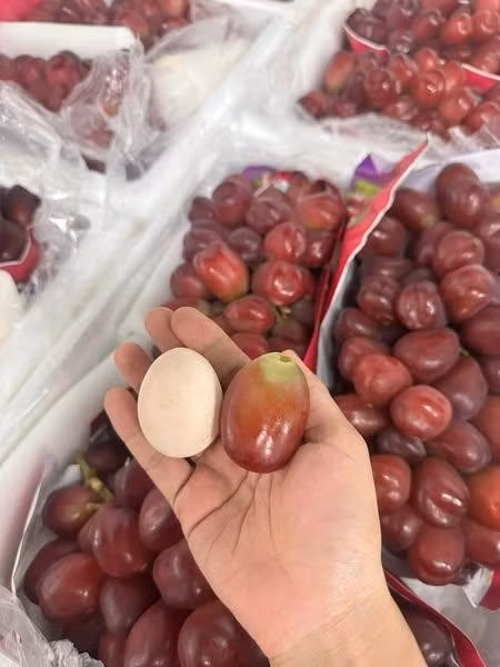 Nho trái tim trái to, giòn, ngọt đậm nên được nhiều khách hàng yêu thích. Ảnh: Hoa quả ưu đàm