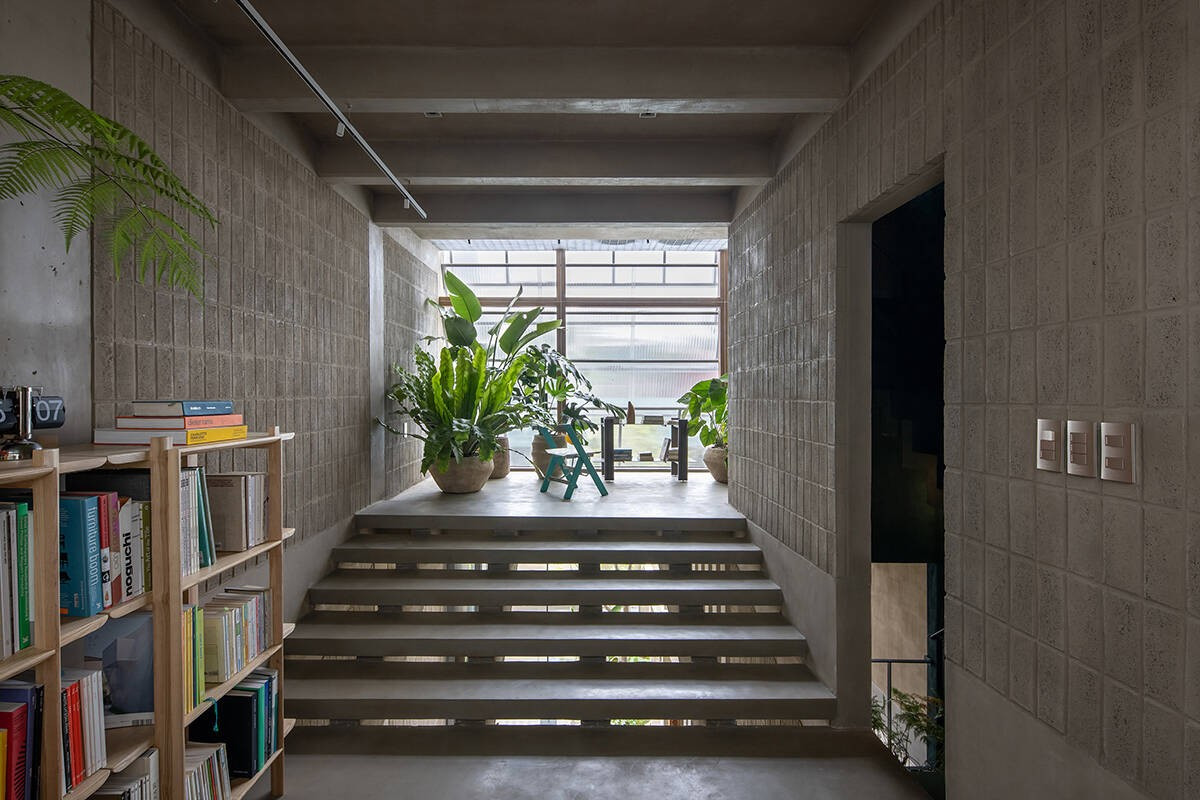 Các không gian kỹ thuật và phục vụ bao gồm cầu thang, bếp, khu vệ sinh và kho được gom vào một lõi bê tông chạy dọc theo một bên nhà. Ảnh: atelier tho.A
