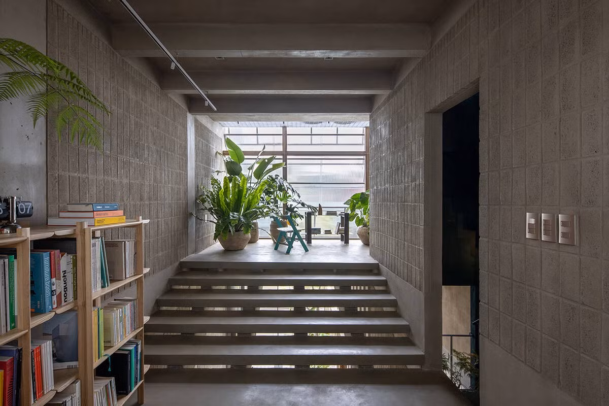 Các không gian kỹ thuật và phục vụ bao gồm cầu thang, bếp, khu vệ sinh và kho được gom vào một lõi bê tông chạy dọc theo một bên nhà. Ảnh: atelier tho.A