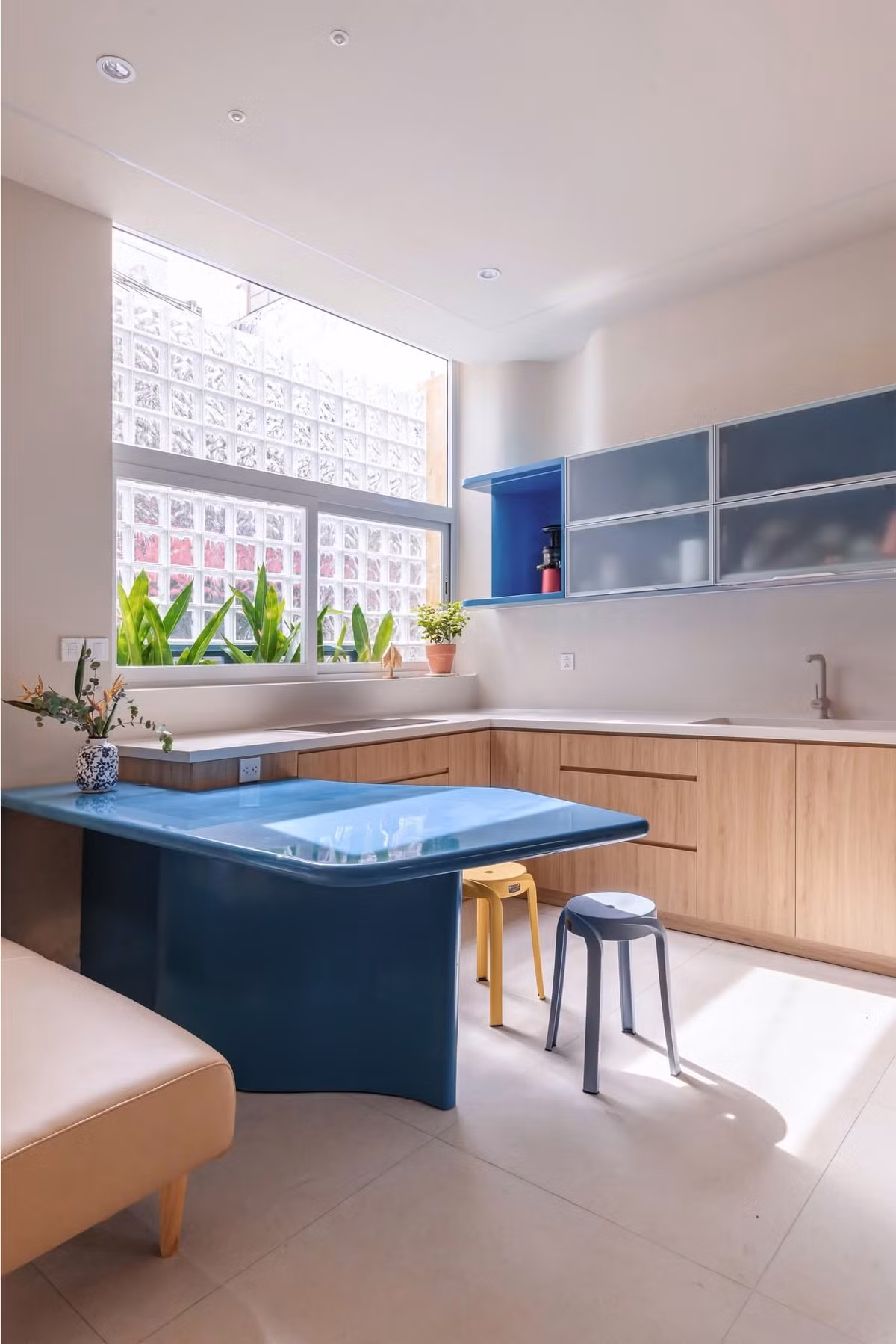 Góc bếp nhỏ nhưng ngập tràn ánh sáng. Ảnh: Minh Quốc Bùi