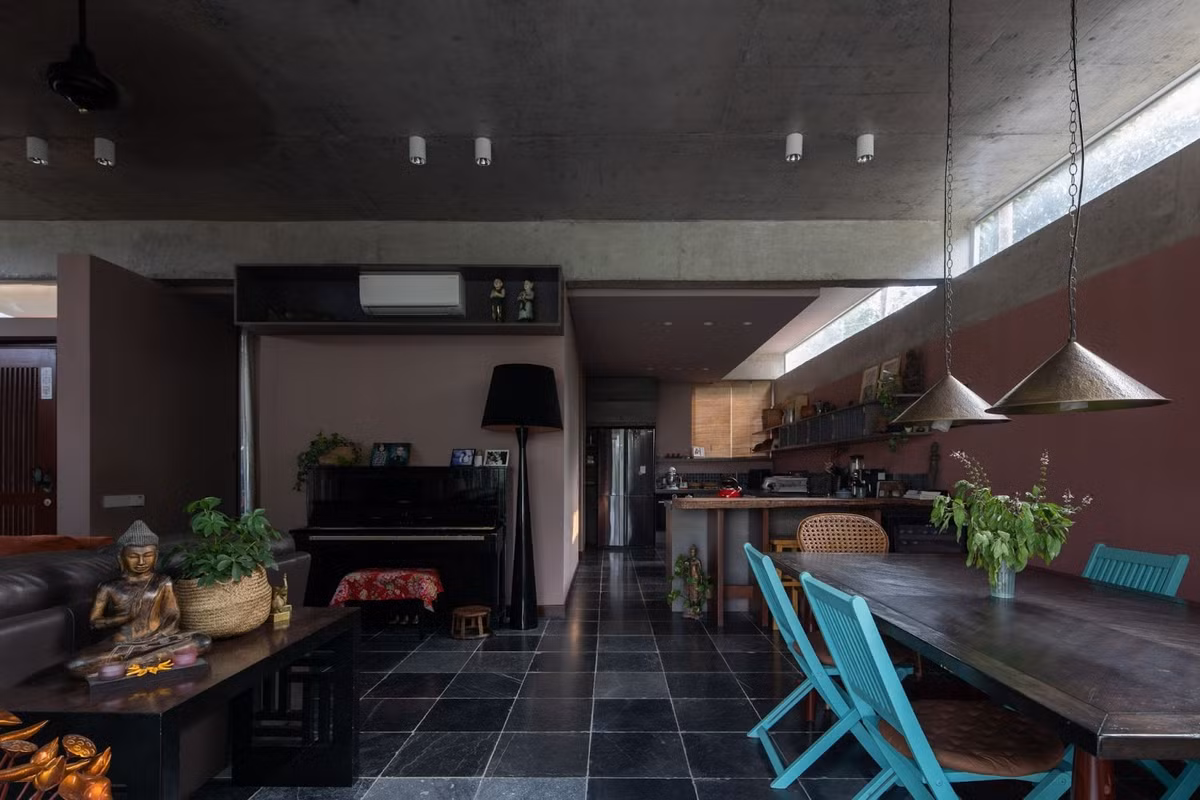 Không gian liền mạch thông giữa phòng khách với bếp giúp ngôi nhà trở nên rộng rãi hơn. Ảnh: Chimnon studio