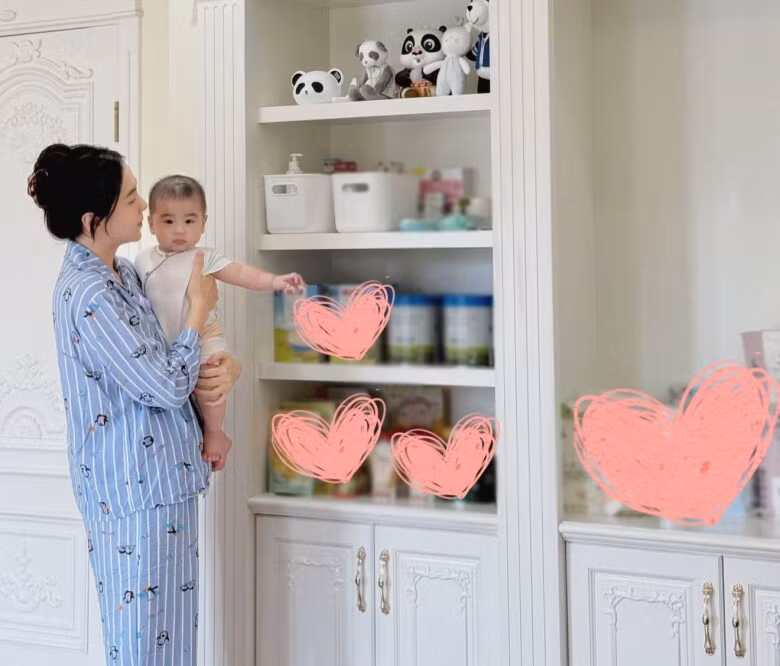 Nữ MC có phòng riêng, thoải mái bày trí đồ dùng cá nhân. Ảnh: FBNV