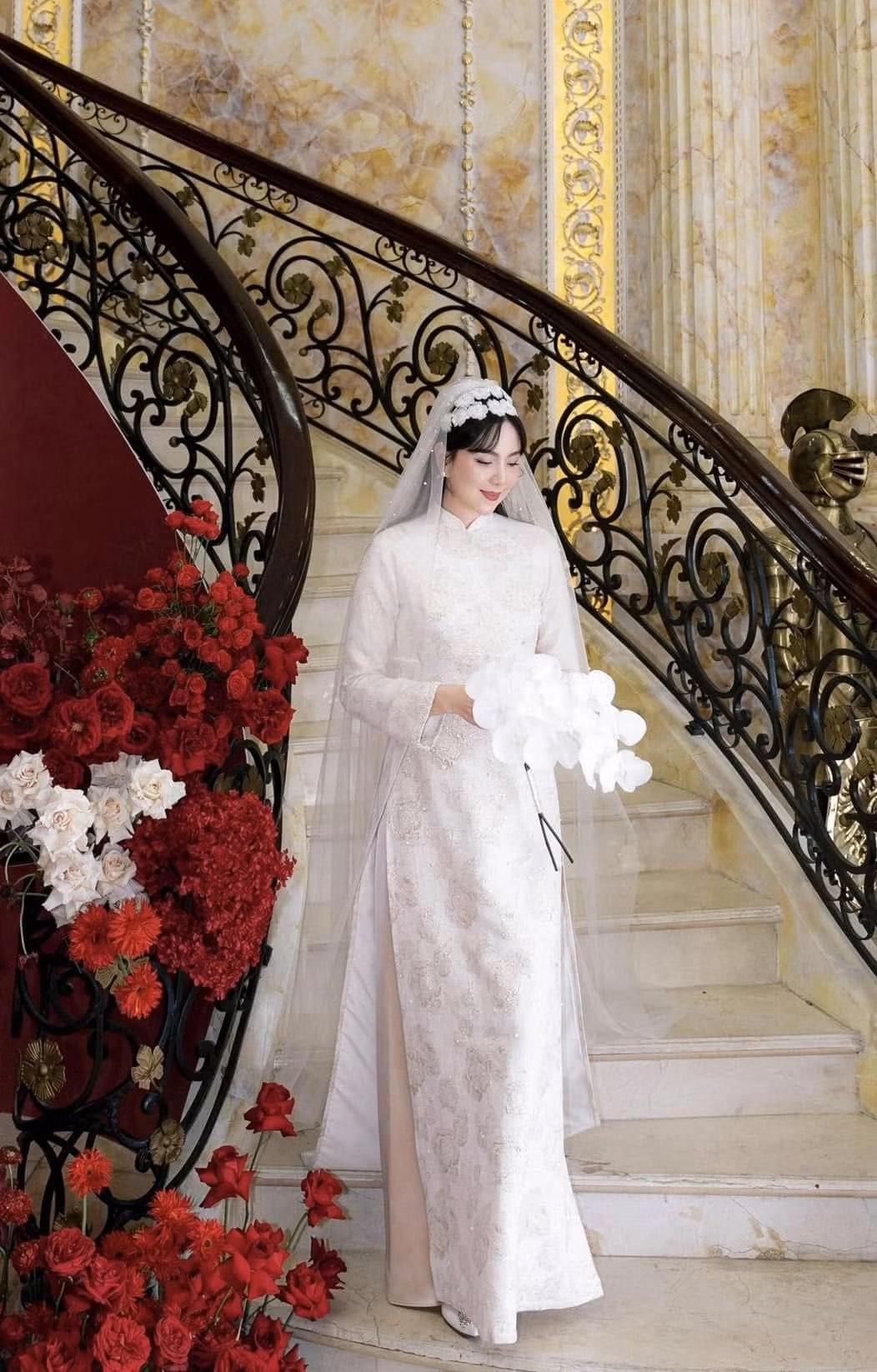 Khu vực cầu thang khiến nhiều người liên tưởng đến một tòa lâu đài. Ảnh: FBNV