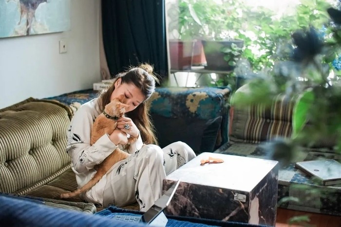 Nữ CEO của một công ty chuyên thiết kế nội thất đang tận hưởng cuộc sống độc thân trong căn hộ 90m2 ngay trung tâm Thượng Hải (Trung Quốc). Ảnh: Sina