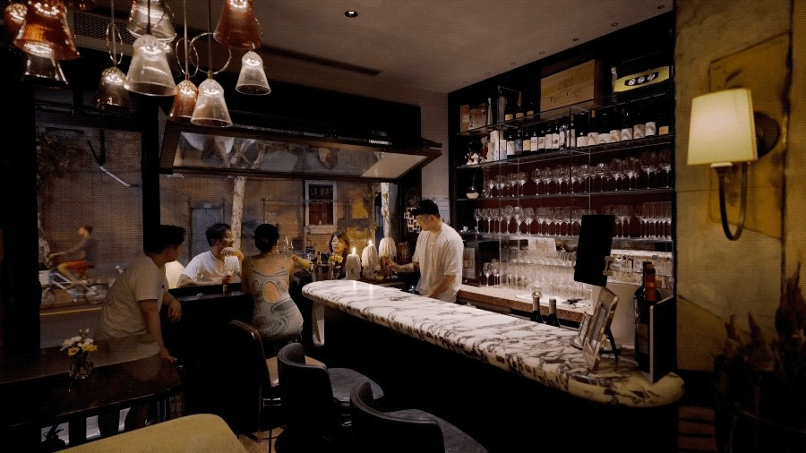 Để có chỗ cho bạn bè tụ họp, nữ CEO thuê căn nhà cũ 35m2 ngay dưới tòa nhà, biến thành quán bar mini siêu xinh. Ảnh: Sina