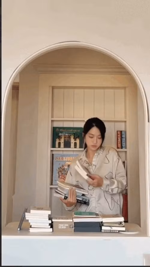 Không gian này được bài trí tinh tế với tông trắng chủ đạo và những mái vòm thanh thoát. Ảnh chụp màn hình