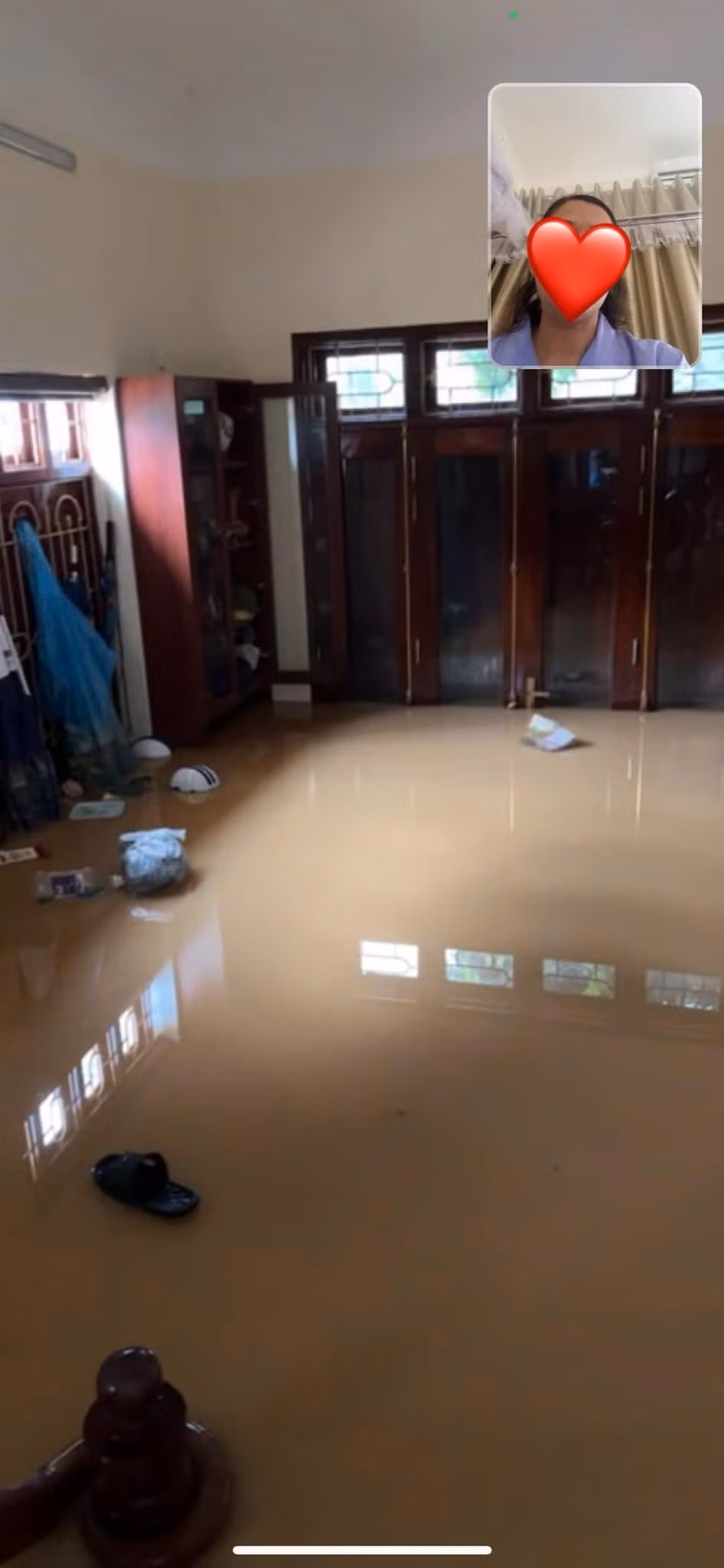 Cũng như nhiều gia đình bị ảnh hưởng do bão lũ, nhà Hoa hậu Lương Thuỳ Linh cũng bị hư hỏng đồ và thiệt hại không nhỏ. Ảnh: FBNV