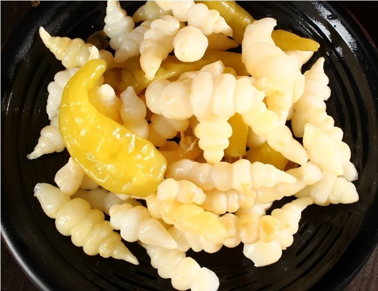 Sùng thảo thường được ngâm chua, bảo quản trong thời gian dài. Khi ăn lấy ra rửa sạch làm kim chi hoặc xào với thịt. Ảnh: Internet