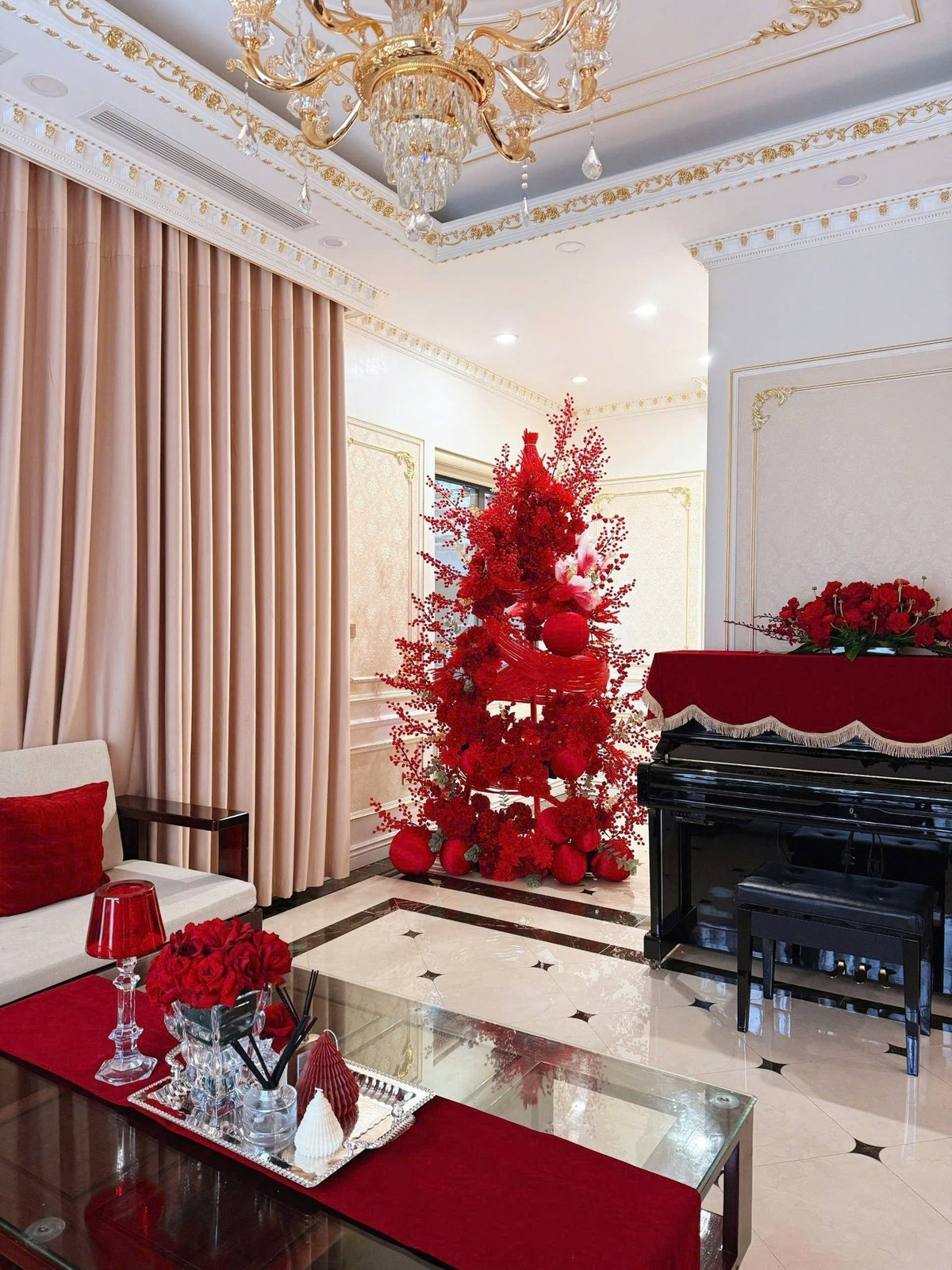 Không gian phòng khách ngập tràn sắc đỏ rực. Ảnh: FBNV