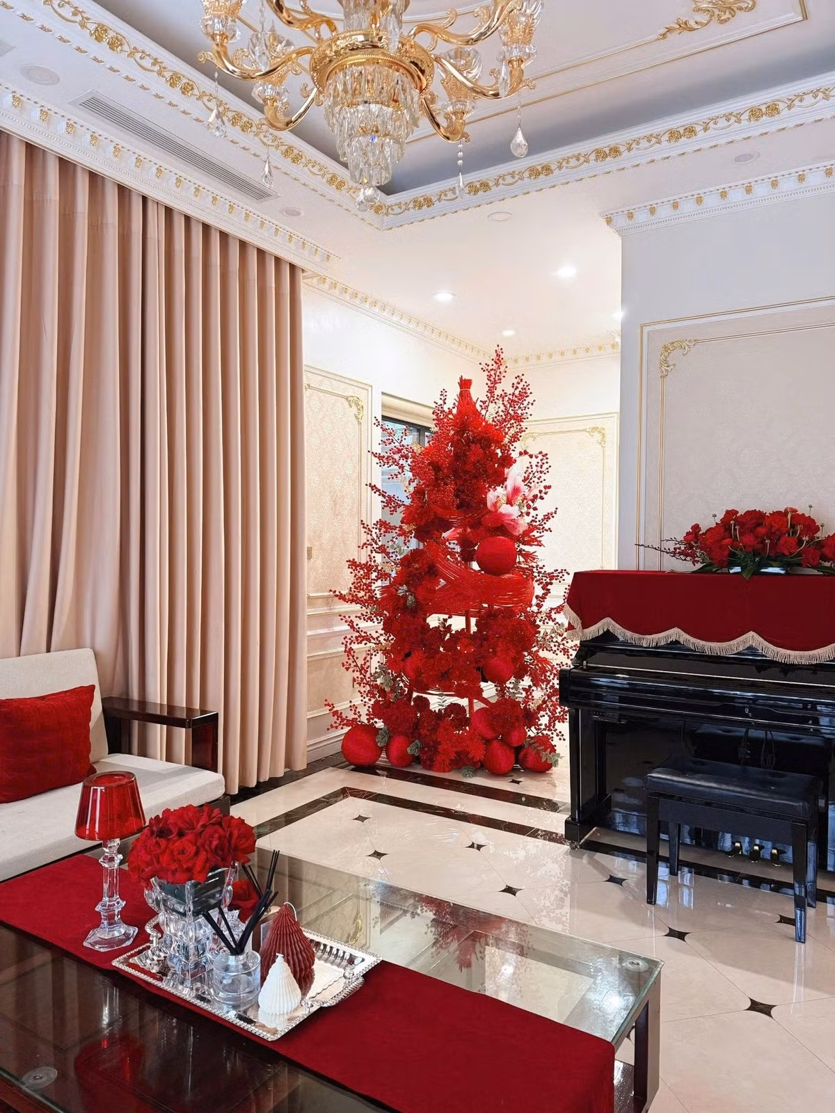 Không gian phòng khách ngập tràn sắc đỏ rực. Ảnh: FBNV