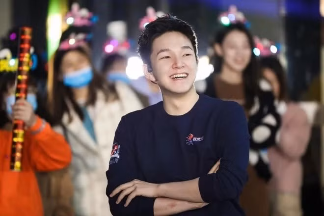 Eric Tse sinh ra ở Seattle (Mỹ), nhưng theo học tiểu học tại Bắc Kinh, học trung học ở Hong Kong. Sau khi tốt nghiệp đại học trường Kinh doanh Wharton thuộc ĐH Pennsylvania (Mỹ), Eric Tse tiếp tục học thạc sĩ tại ĐH Thanh Hoa (Bắc Kinh) theo chương trình Schwarzman. Ảnh: Sino Biopharm