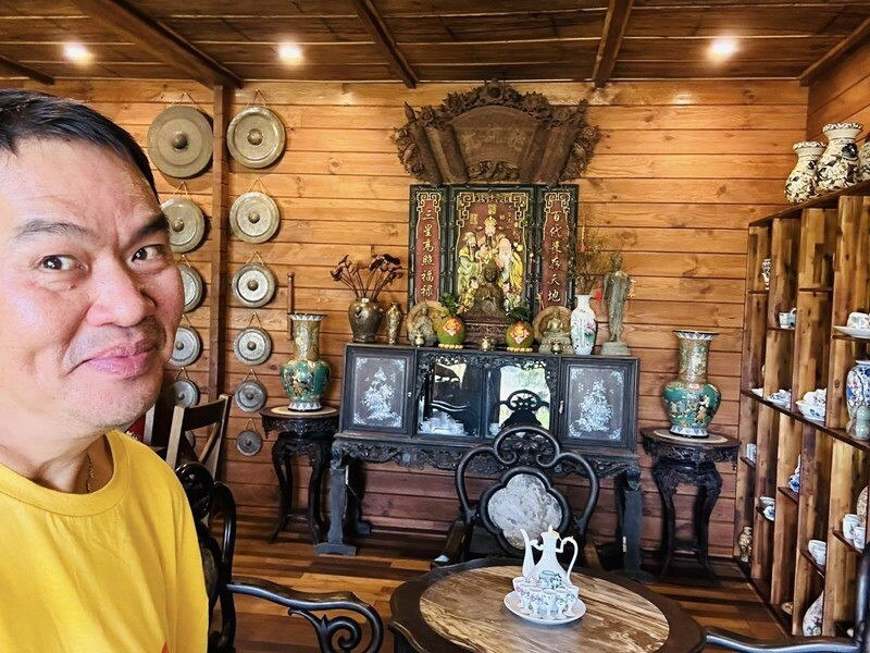 Nam nghệ sĩ không giấu được niềm tự hào khi chia sẻ về đam mê sưu tập đồ cổ của mình suốt hàng chục năm qua. Ảnh: FBNV