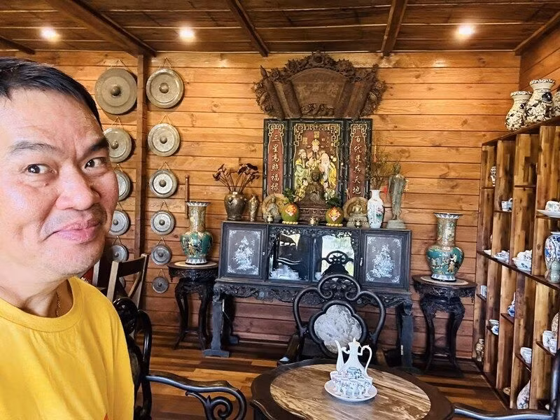 Nam nghệ sĩ không giấu được niềm tự hào khi chia sẻ về đam mê sưu tập đồ cổ của mình suốt hàng chục năm qua. Ảnh: FBNV