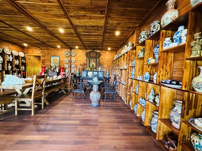 Bên trong, nghệ sĩ Hoàng Mập dành riêng một phòng trưng bày bộ sưu tập gốm sứ, tạo nên giá trị độc bản cho biệt phủ. Ảnh: Thegioidienanh
