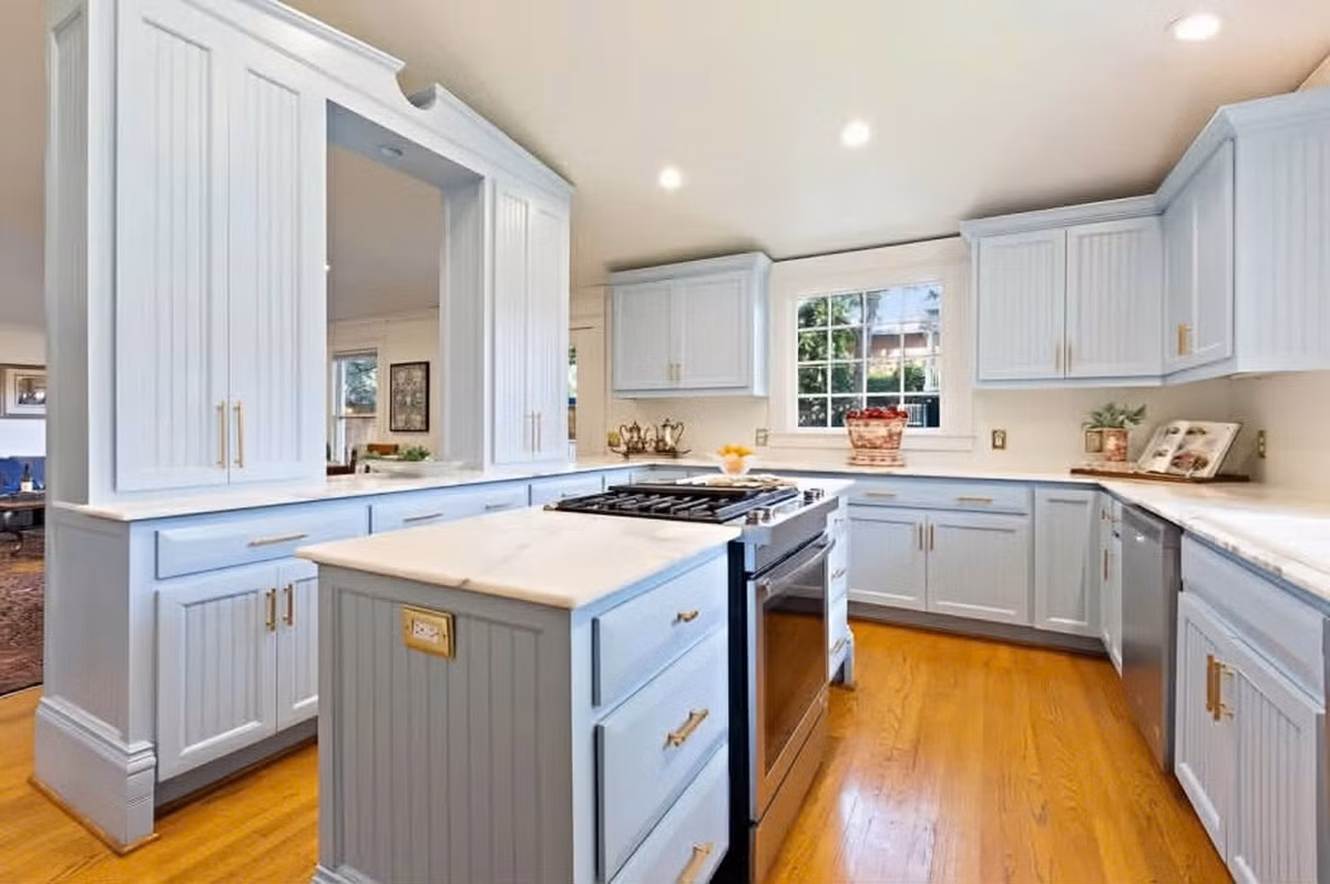 Do nhà đông thành viên nên Ngô Mỹ Uyên đặc biệt chú trọng căn bếp với đầy đủ thiết bị hiện đại. Ảnh: Vietnamnet