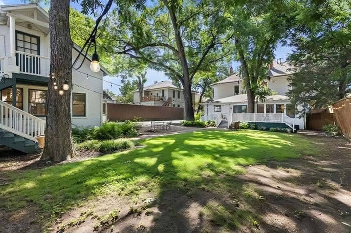 Biệt thự rợp bóng cây xanh, yên tĩnh, được nàng hậu mua với giá 1,4 triệu USD (tương đương hơn 36 tỷ đồng). Ảnh: Vietnamnet