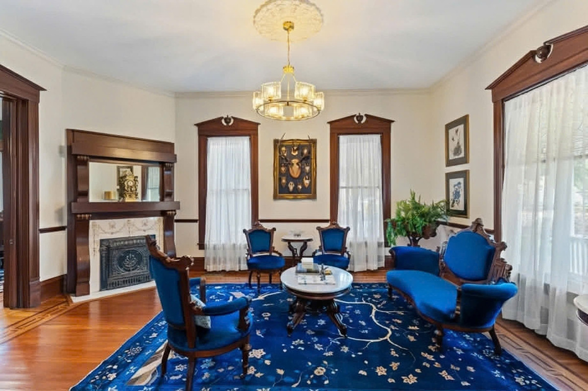 Vì yêu thích hội họa, chủ trước căn biệt thự thiết kế nhà như bảo tàng. Ảnh: Vietnamnet