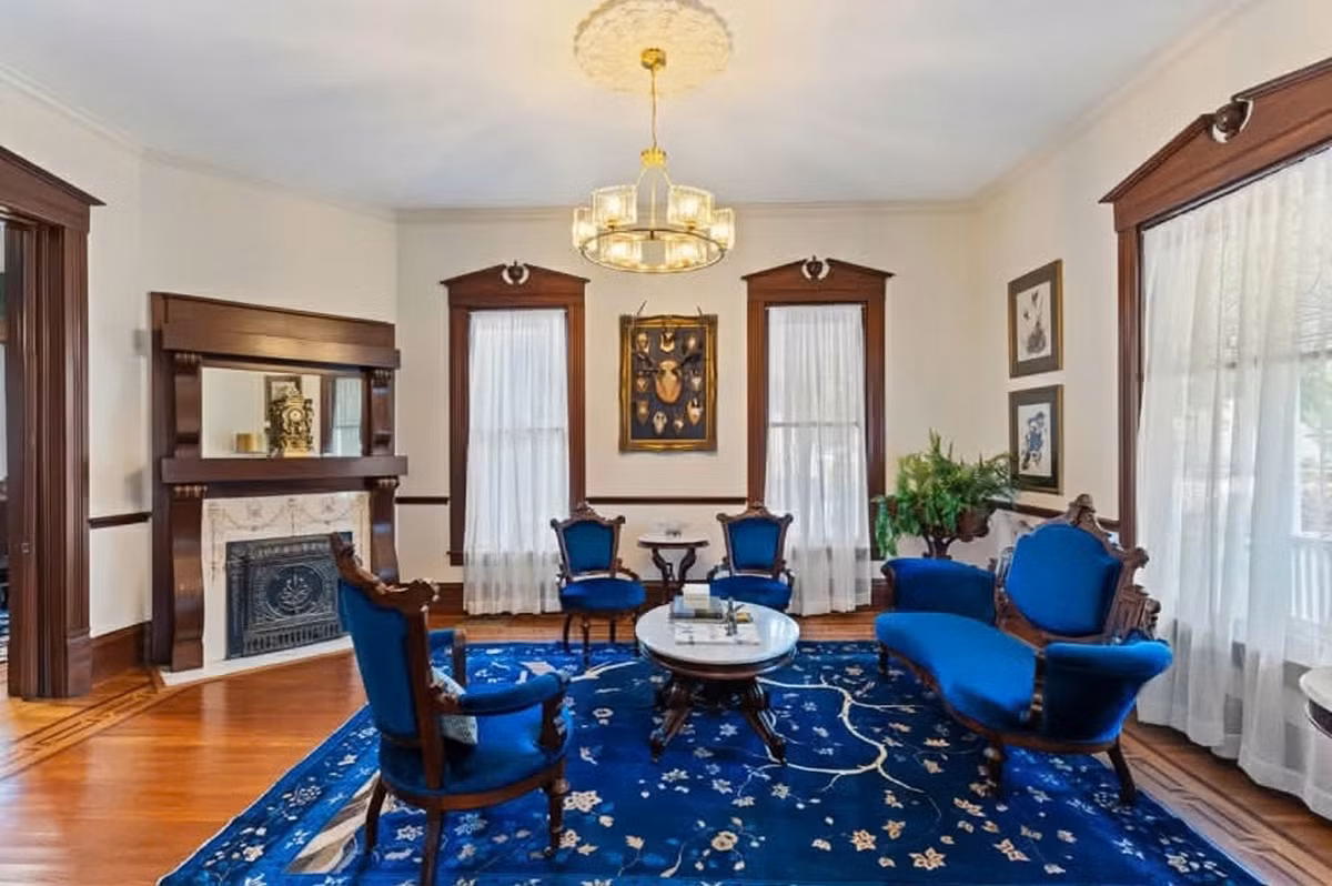 Vì yêu thích hội họa, chủ trước căn biệt thự thiết kế nhà như bảo tàng. Ảnh: Vietnamnet