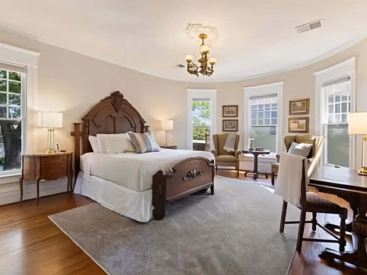 Thiết kế nhiều cửa sổ giúp phòng ngủ luôn thoáng đãng. Ảnh: Vietnamnet