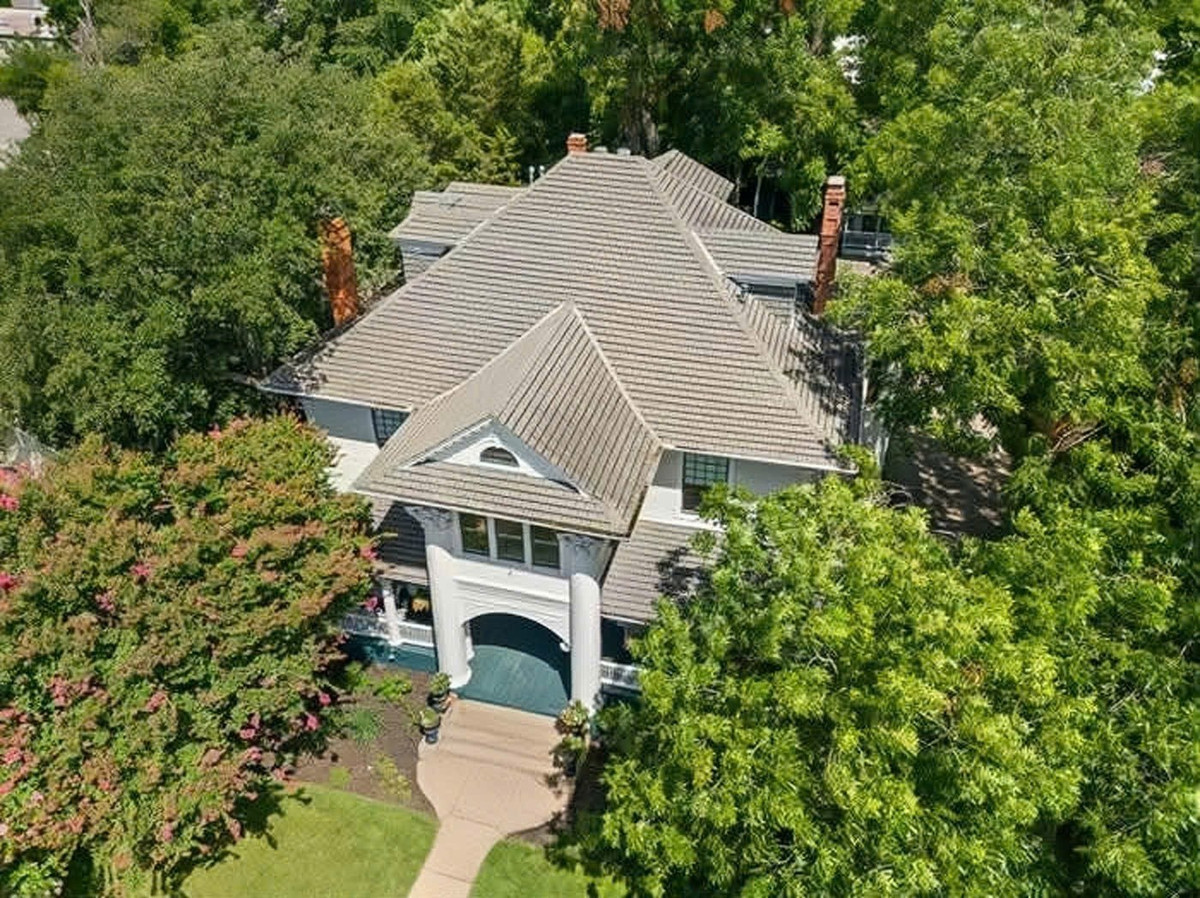 Biệt thự nằm trên khu đất rộng 7.600m2 gồm 2 căn nhà cổ được xây từ đầu thế kỷ XX, mang kiến trúc Greek Revival lấy cảm hứng từ Hy Lạp cổ đại. Ảnh: Vietnamnet