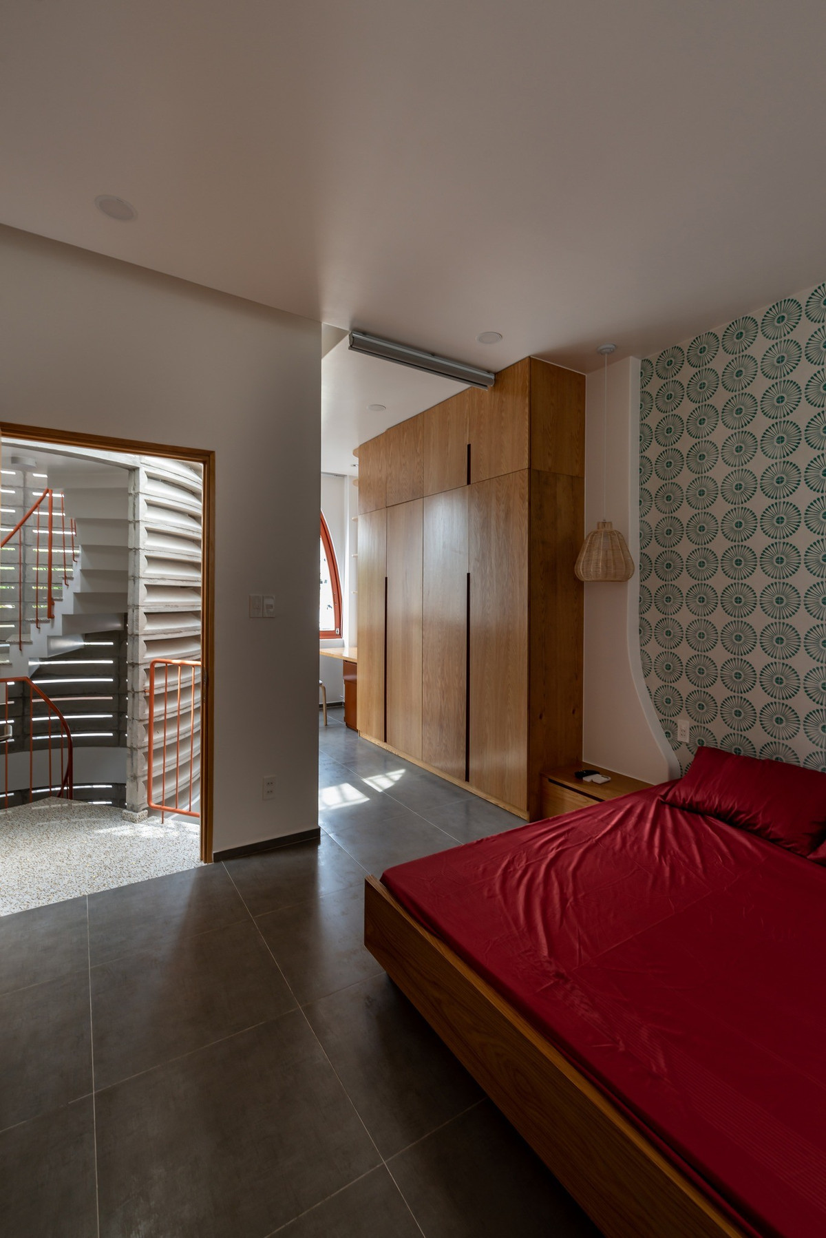 Phòng ngủ cũng ngập tràn ánh nắng. Ảnh: Lon ton studio