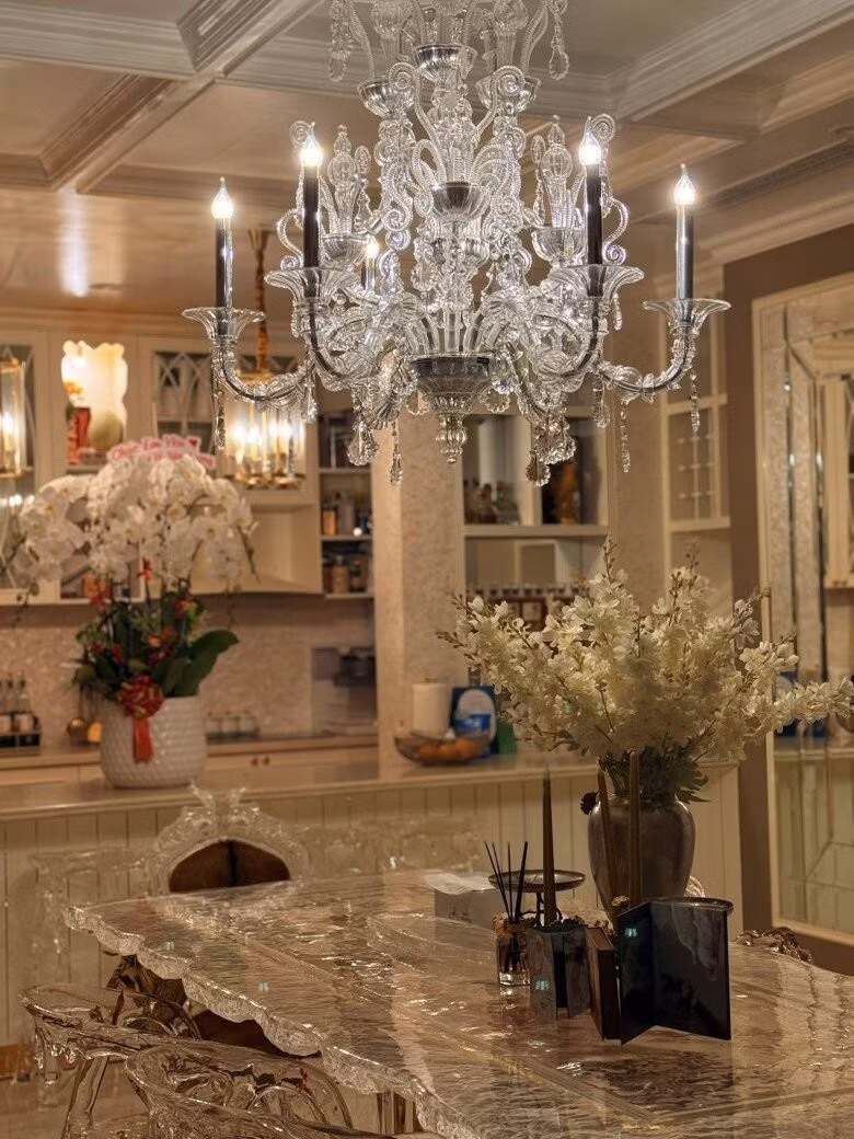 Trên bàn là bình hoa trắng và các vật dụng decor nhỏ gọn, không làm rối mắt. Ảnh: FBNV