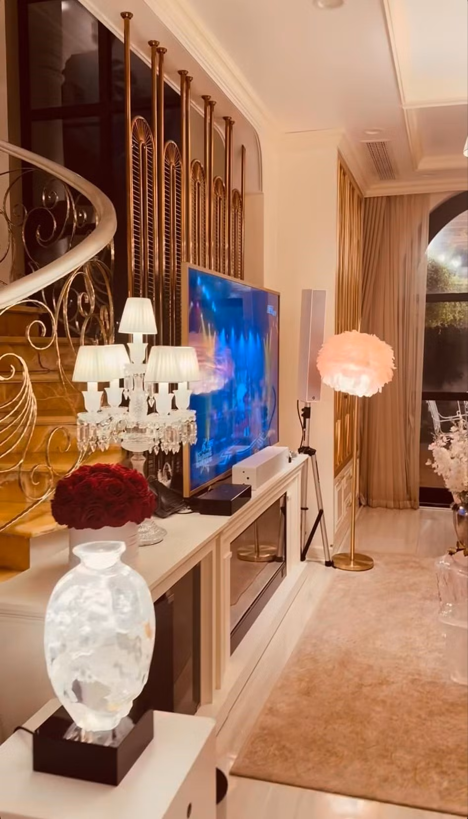 Phòng khách được trang hoàng đẹp mắt. Ảnh: FBNV