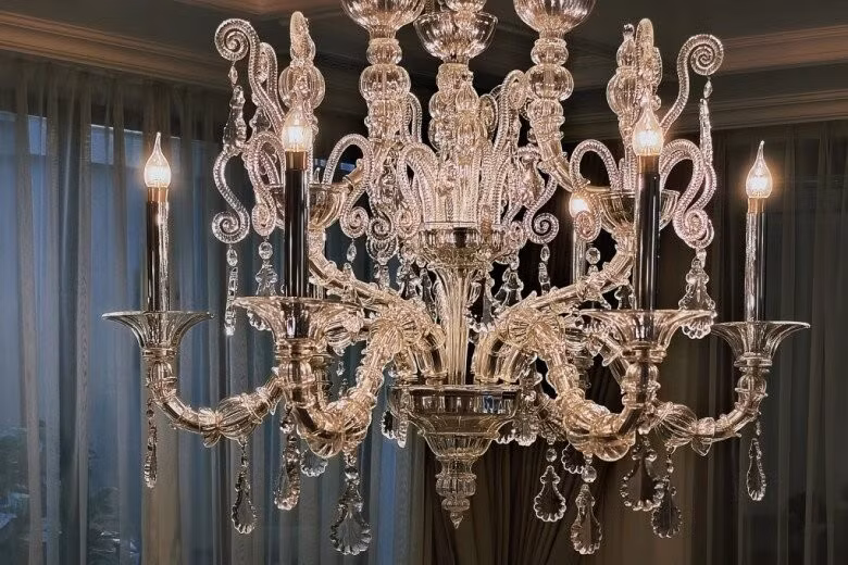 Chiếc đèn pha lê tiền tỷ treo ở khu vực bàn ăn mang đậm nét cổ điển, sang trọng. Ảnh: FBNV