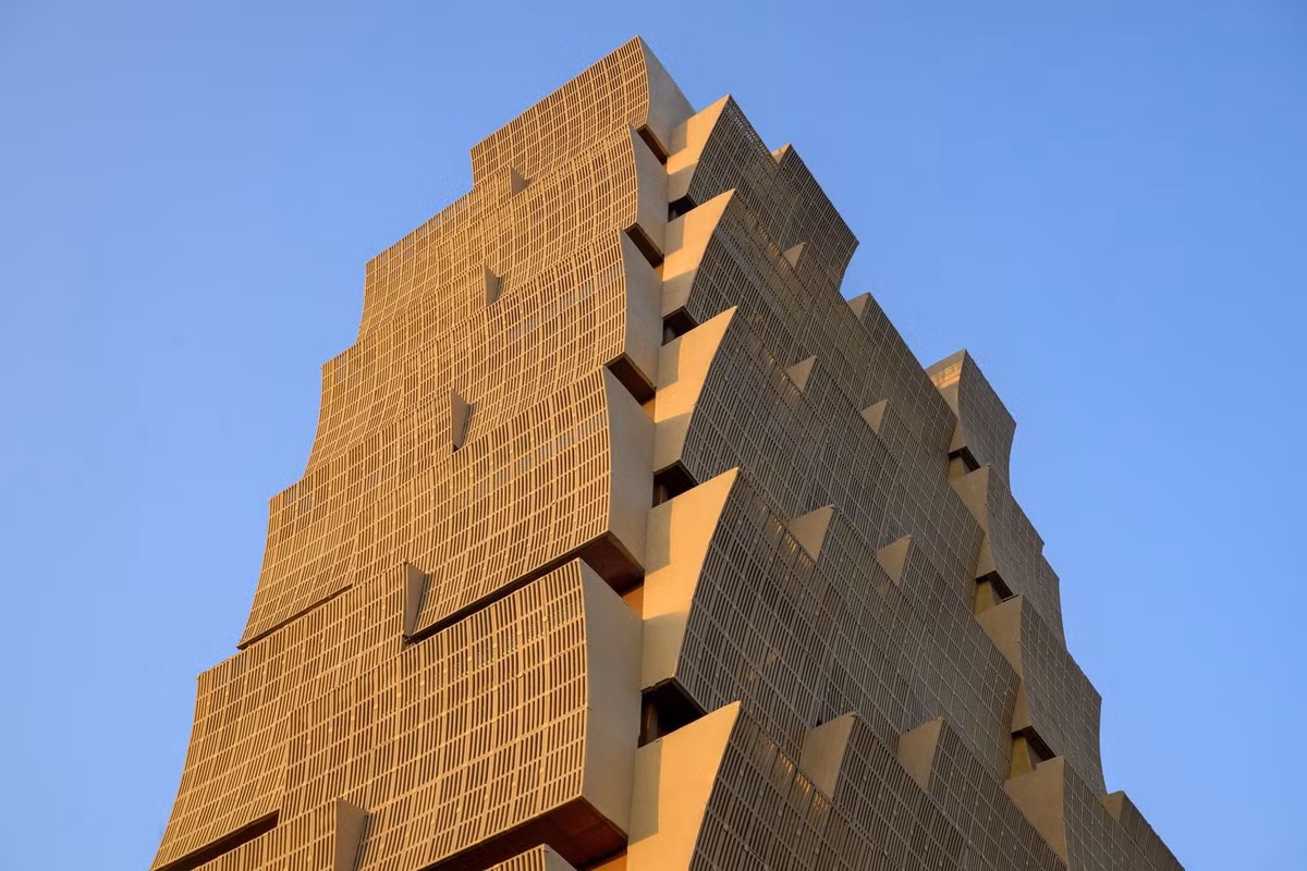 Mặt đứng được tạo hình các khối xen kẽ, giúp bảo vệ khỏi nắng gắt, đồng thời tạo hiệu ứng ánh sáng và bóng đổ. Ảnh: Vinay Panjwani