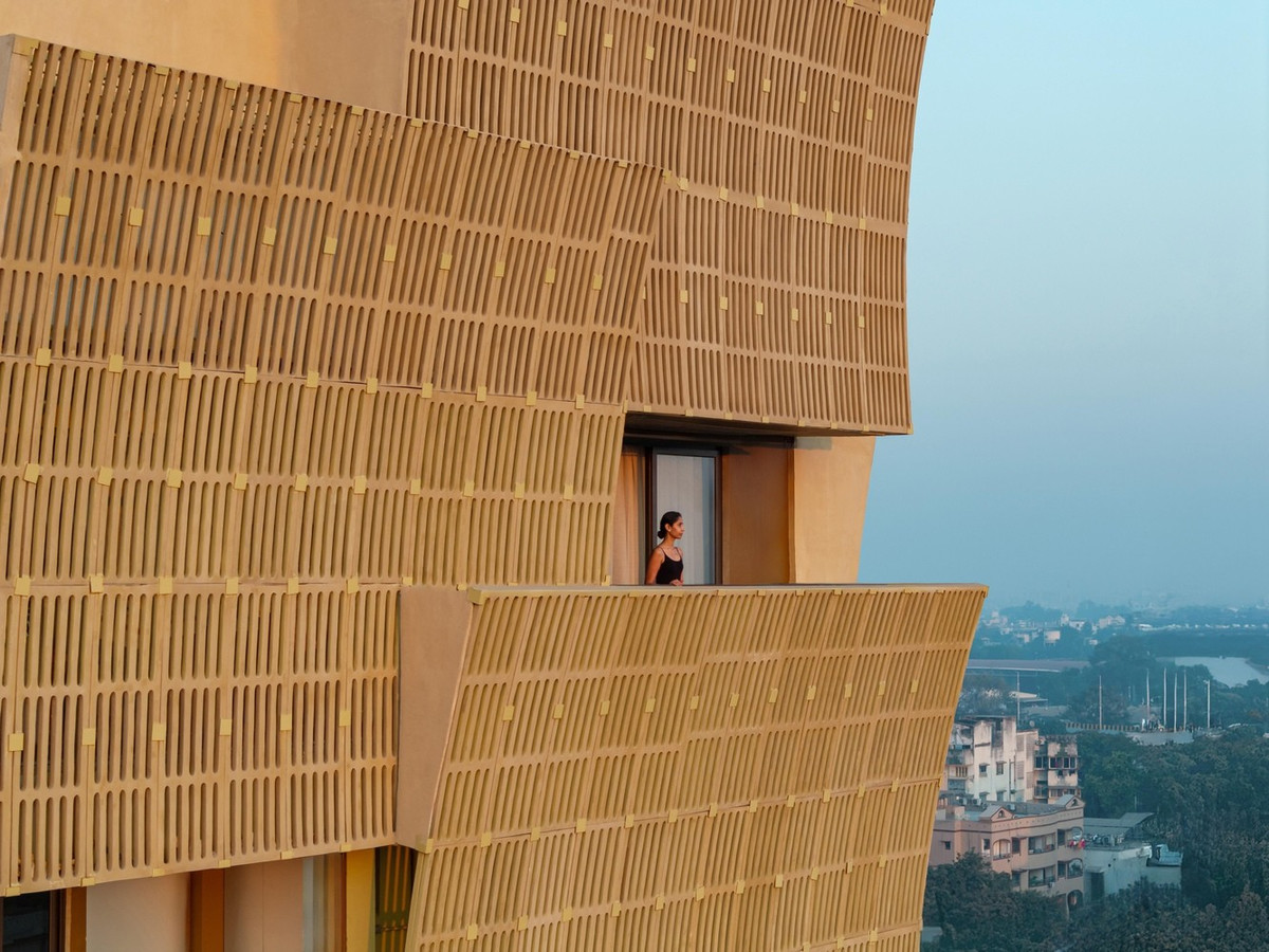 Theo đó, các phòng bên trong tòa nhà đều có hai ban công ở hai hướng, giúp giảm hấp thụ nhiệt đồng thời cung cấp không gian ngoài trời. Ảnh: Vinay Panjwani