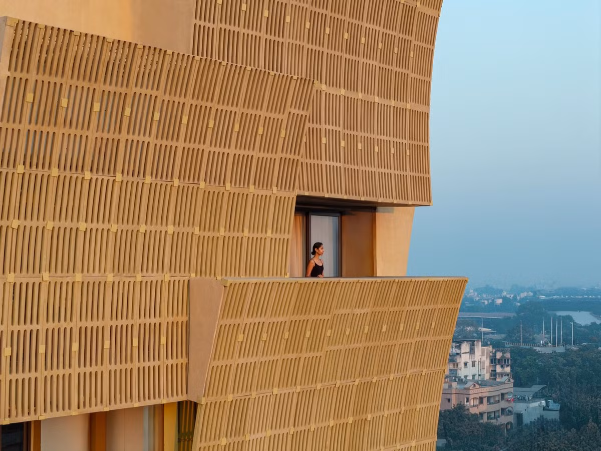 Theo đó, các phòng bên trong tòa nhà đều có hai ban công ở hai hướng, giúp giảm hấp thụ nhiệt đồng thời cung cấp không gian ngoài trời. Ảnh: Vinay Panjwani