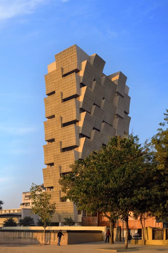 Mái nhà lắp pin năng lượng mặt trời, kết hợp hệ thống thu hồi và tái sử dụng nước. Ảnh: Vinay Panjwani