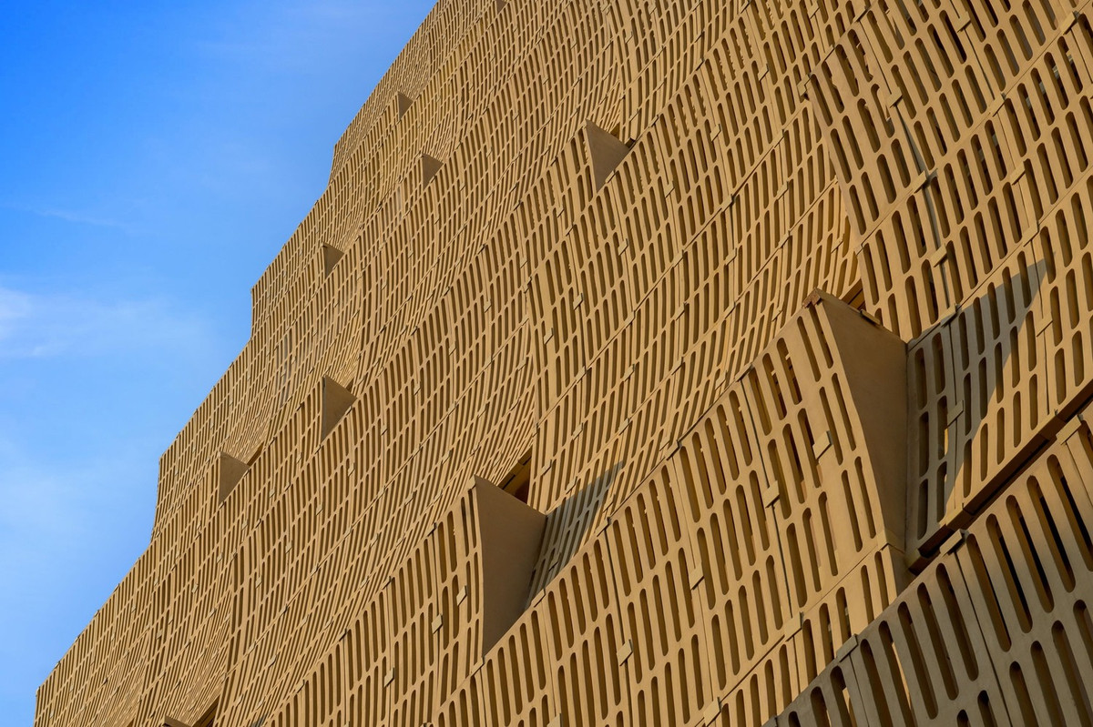 Ban công thiết kế cong theo mặt cắt. Lớp cong ở vỏ ngoài vừa tạo màn chắn, vừa mở ra thành ban công cho các căn hộ. Ảnh: Vinay Panjwani