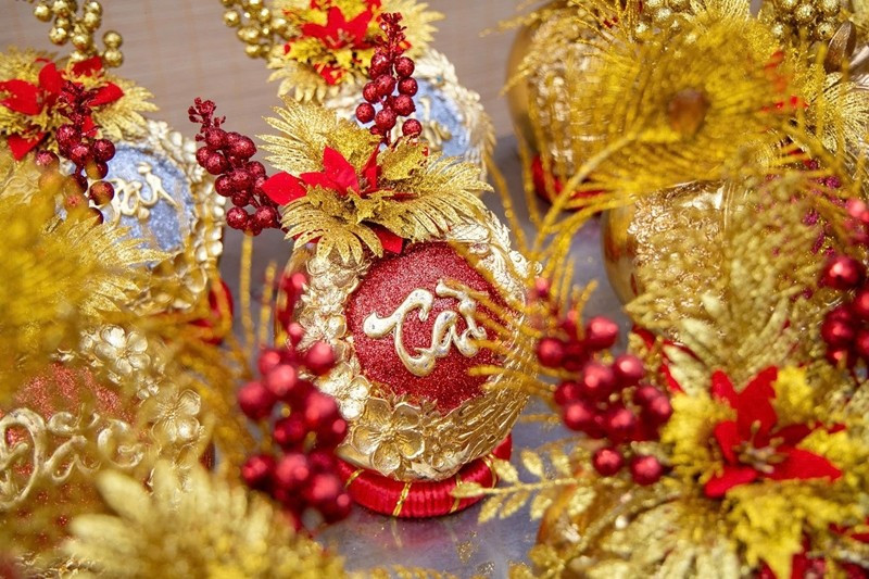 Thị trường Tết Nguyên đán Bính Ngọ 2026 đang sôi động với nhiều sản phẩm thủ công mỹ nghệ độc đáo. Trong đó, những trái dừa được chế tác, dát vàng 24K tinh xảo thu hút sự quan tâm của người tiêu dùng. Ảnh: Tiền phong