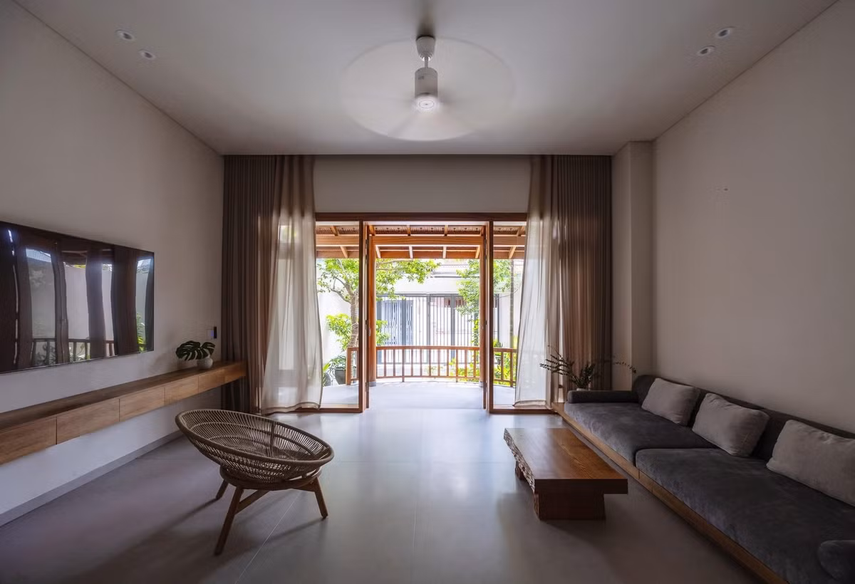 Từ hiên nhìn vào, phòng khách rộng mở với tông màu be và nâu gỗ chủ đạo, tạo nên cảm giác ấm áp và trang nhã. Ảnh: Triệu Chiến