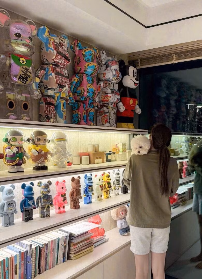 Căn hộ trưng bày bộ sưu tập Bearbrick có giá trị lớn. Ảnh: FBNV