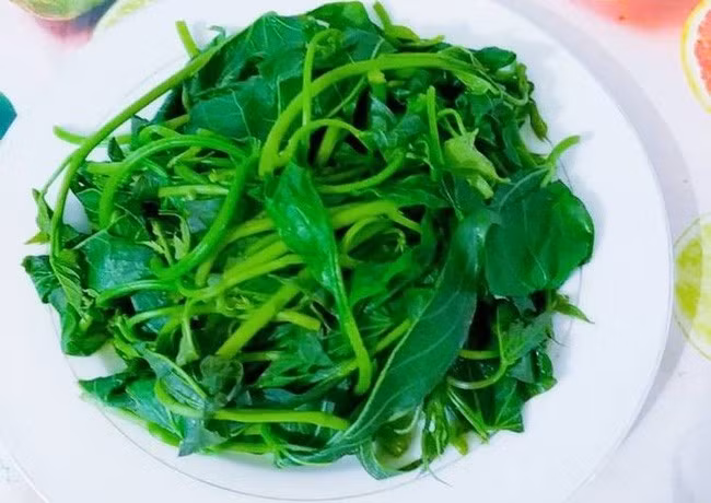 Tại Mỹ, rau lang được mệnh danh là “nữ hoàng rau”, “siêu thực phẩm” bởi chúng ít calo, giàu chất xơ, canxi và vitamin...Ảnh: Internet