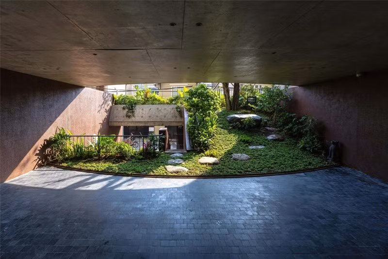 Tầng một là không gian mở kết hợp thềm hiên gỗ được tái hiện như một khoảng sân đúng nghĩa gợi nhớ nếp sống truyền thống Việt Nam, nơi trẻ nhỏ có thể vui chơi và gần gũi thiên nhiên. Ảnh: Triệu Chiến