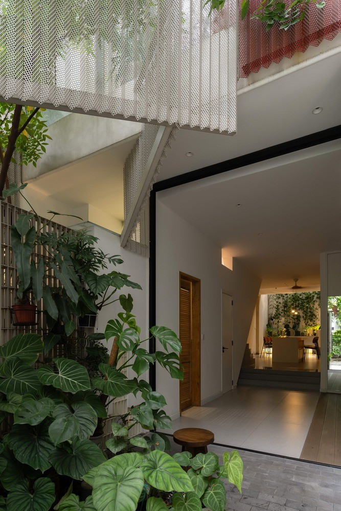 Gia chủ mong muốn một ngôi nhà giản dị, kín đáo nhưng có cá tính – một nơi để trở về và hòa vào nhịp sống khu phố, thay vì phô trương. Ảnh: Quang Dam